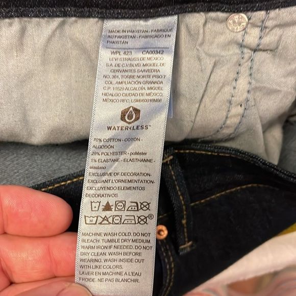 Signature Levi’s Women’s Plus Dark Denim Jeans Size 18 Midrise Boot Cut - Picture 5 of 7